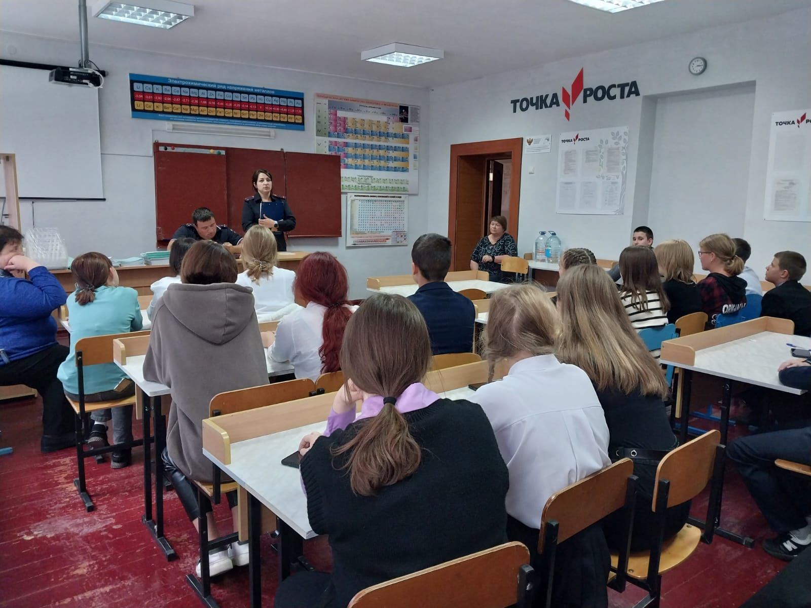 Сотрудники группы по делам несовершеннолетних ОМВД России по Ровеньскому району встретились со школьниками.