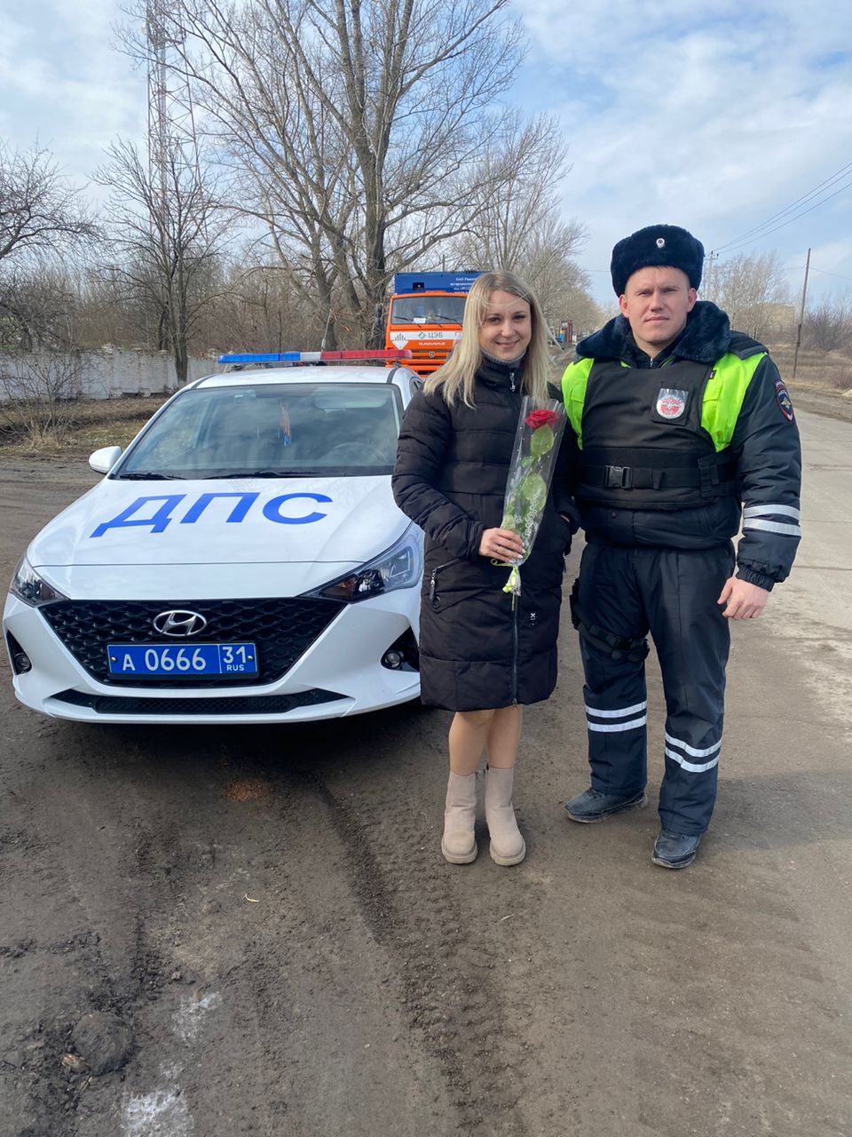 По традиции 8 марта сотрудники ОГИБДД ОМВД России по Ровеньскому району вышли на улицы поселка, чтобы поздравить автоледи с праздником - Международным женским днем