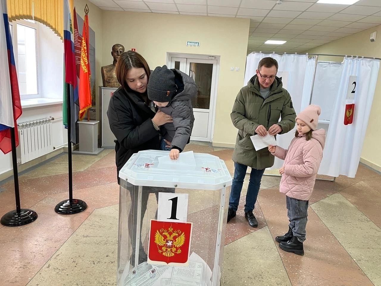 Мы голосуем за будущее независимой и сильной России, за её безопасность, процветание и за благополучие наших детей.