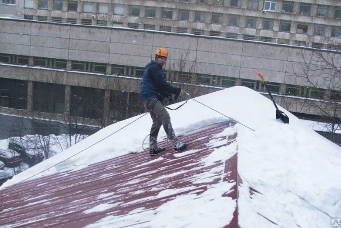 В связи с неблагоприятными погодными условиями Государственная инспекция труда в Белгородской области обращает внимание работодателей на необходимость максимального усиления мер безопасности при организации работ по очистке от снега и наледи с крыш