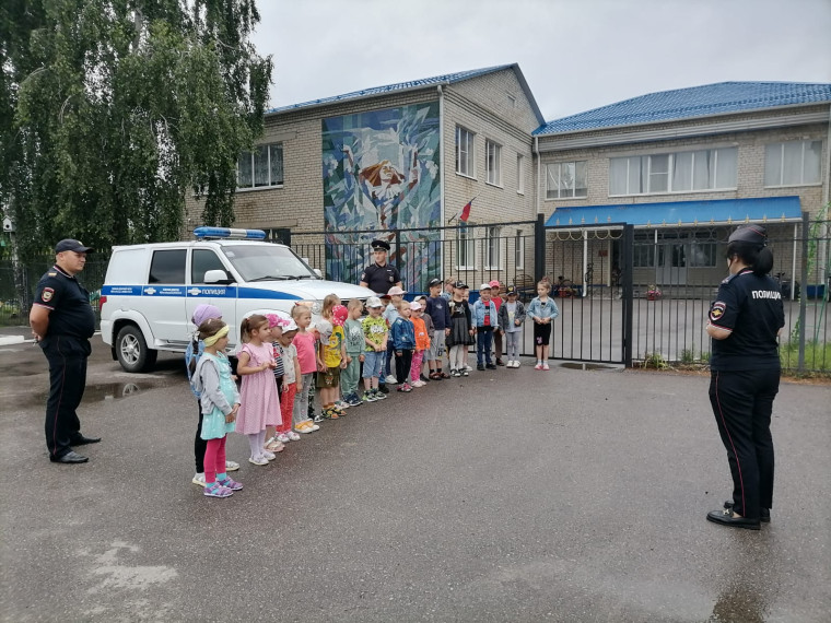 В преддверии празднования 100-летия со дня создания патрульно-постовой службы системы МВД России полицейские Ровеньского района провели социальную акцию.