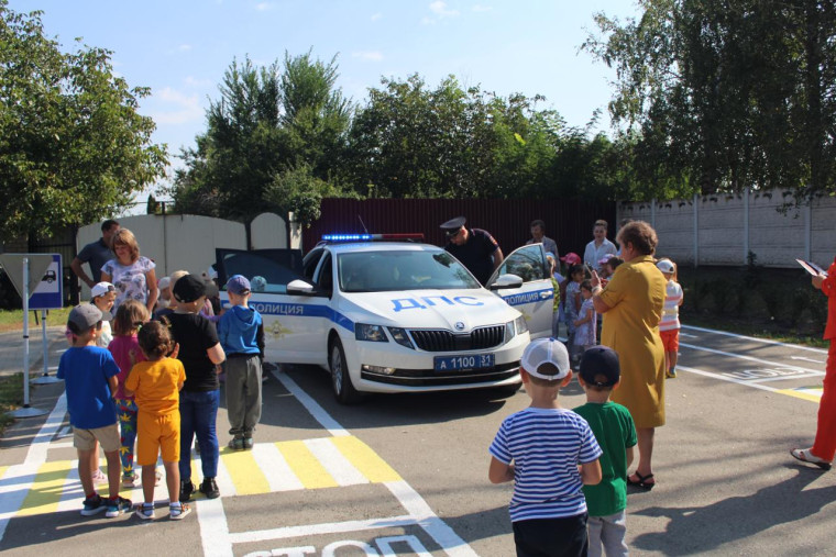 Сотрудники отдела ГИБДД ОМВД России по Ровеньскому району провели занятие в детском саду №1 п. Ровеньки.