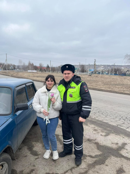 По традиции в преддверии 8 марта сотрудники ОГИБДД ОМВД России по Ровеньскому району вышли на улицы поселка, чтобы поздравить автоледи с праздником - Международным женским днем.