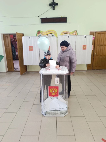 Мы голосуем за будущее независимой и сильной России, за её безопасность, процветание и за благополучие наших детей.