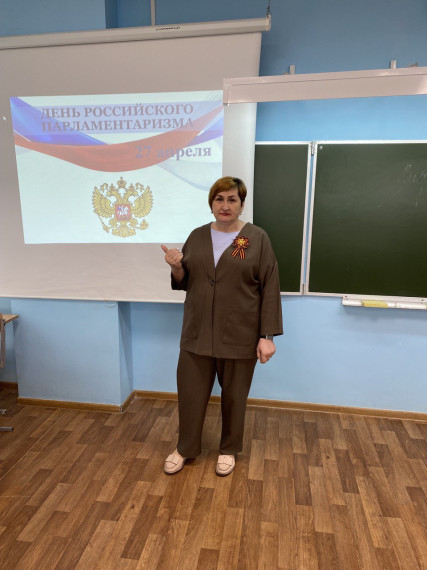 Ко Дню российского парламентаризма, который отмечается 27 апреля, перед школьниками выступила председатель Ровеньской ТИК..