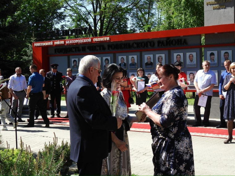 В День Весны и Труда состоялось торжественное открытие обновленной Доски Почёта Ровеньского района.