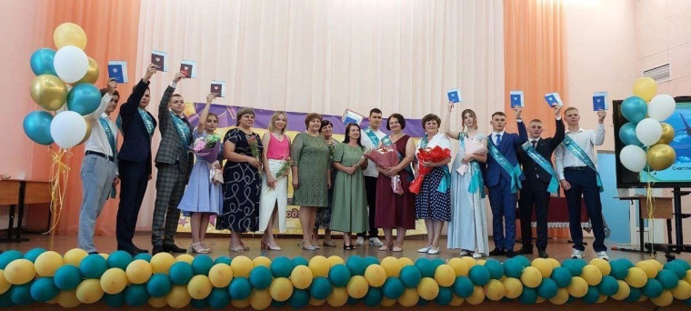 В этом году окончили школу 70 выпускников Ровеньского района! 21 выпускник награждён медалью «За особые успехи в учении».