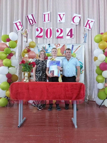 В этом году окончили школу 70 выпускников Ровеньского района! 21 выпускник награждён медалью «За особые успехи в учении».