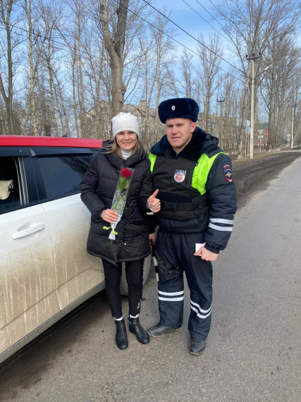 По традиции 8 марта сотрудники ОГИБДД ОМВД России по Ровеньскому району вышли на улицы поселка, чтобы поздравить автоледи с праздником - Международным женским днем.