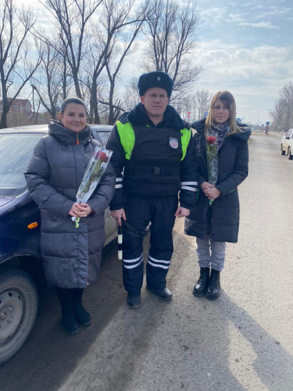 По традиции 8 марта сотрудники ОГИБДД ОМВД России по Ровеньскому району вышли на улицы поселка, чтобы поздравить автоледи с праздником - Международным женским днем.